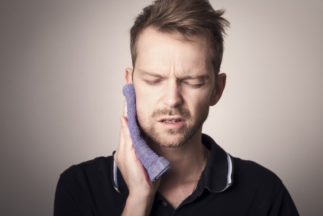 main with pain in the mouth